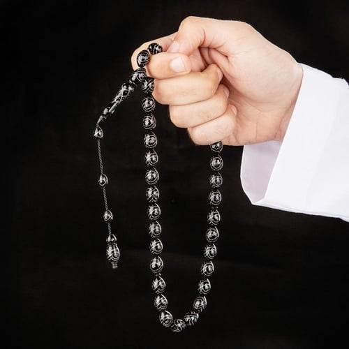 سبحة مطرزة بالفضي من اللون الأسود اللامع