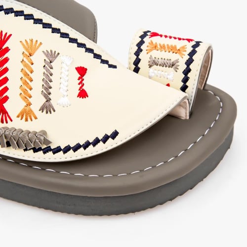 صندل شرقي رمادي وبيج بتطريز يدوي وجلد طبيعي