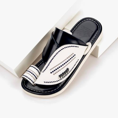 مداس وطني شرقي مطرز باللونين الأبيض والكحلي