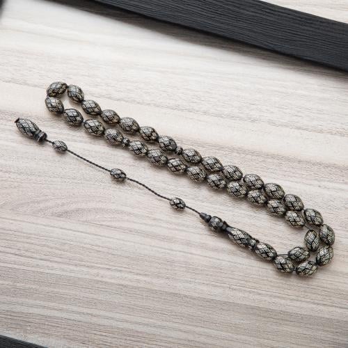 سبحة مميزة بنقشات فضية فاخرة على خرز أسود