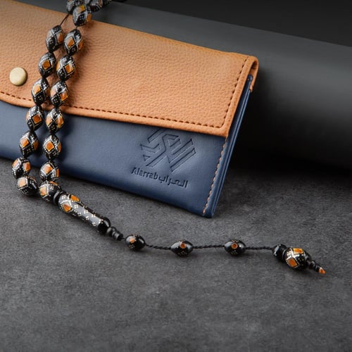 سبحه سوداء بنقشات فضية وصفراء