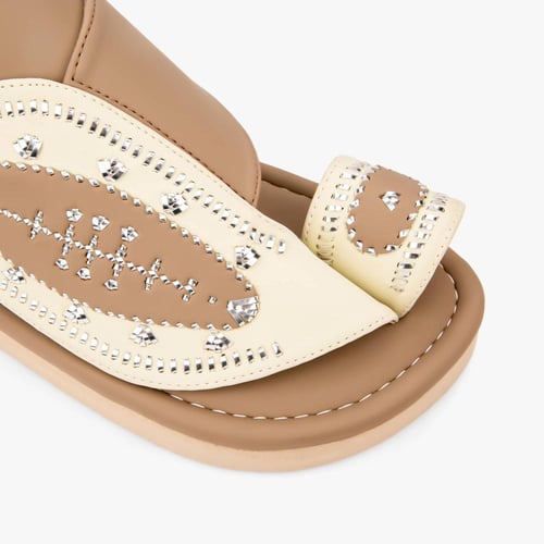 نعال شرقي مطرز يدويًا بلون بيج وعاجي فاخر