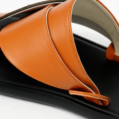 حذاء شرقي طبي لون جملي مطرز