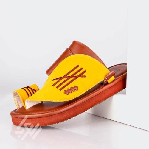 نعال شرقي مطرز يدوي أصفر وبني بنقشة تراثية