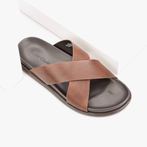 مداس طبي بني سادة من فيكتور كلارك