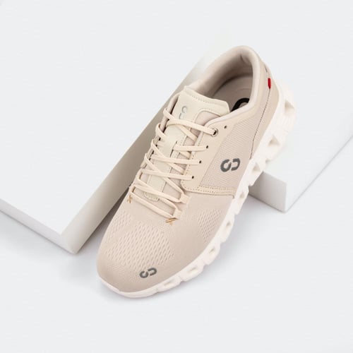 حذاء رياضي لون بيج للجري والنادي