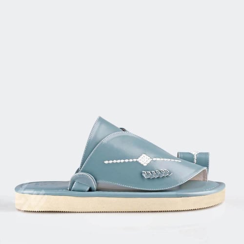 حذاء شرقي مطرز من الجلد السماوي الأنيق