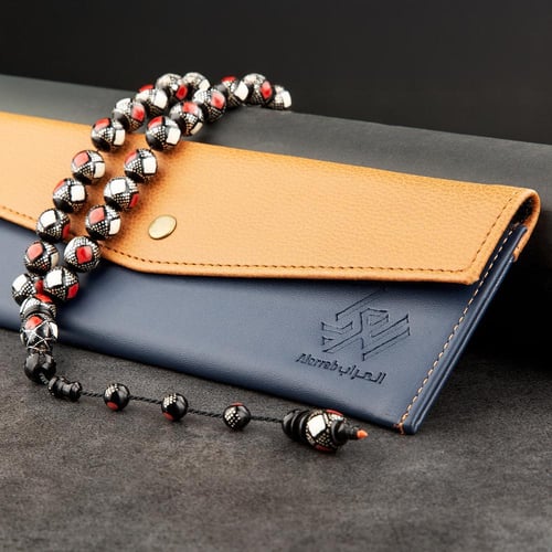 سبحه رائعة من اللون الأسود بنقوش أحمر وفضية