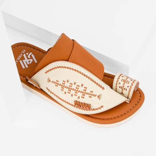 صندل شرقي مطرز يدويًا بلون بيج وبني فاخر