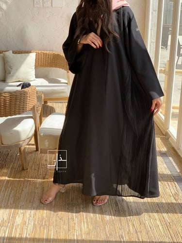 عبايه مميزة بجانبين كسرات #228