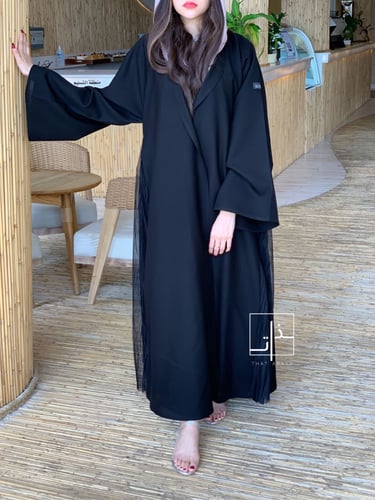 عبايه مميزة بجانبين كسرات #228