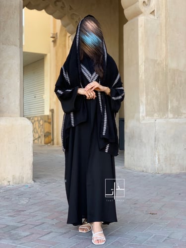 عبايه مزينة بتطريز ابيض و ياقة #221