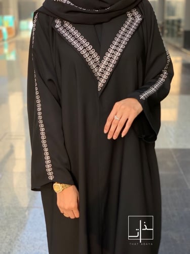 عبايه مزينة بتطريز ابيض و ياقة #221