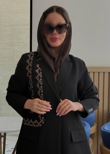 عباية بليزر بتطريز من جانب واحد و جيوب أمامية #271