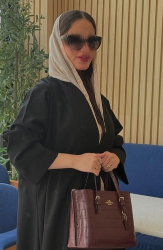 عباية مطرزة بالورد بالكامل باللون الأسود #273