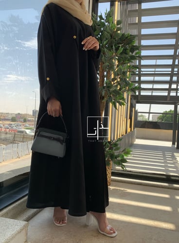 عبايه ساده بكسرات أمامية وخلفية مزينه بأزرار #252