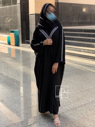 عبايه مزينة بتطريز ابيض و ياقة #221
