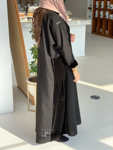 عبايه بكسرات مخمل من الجانبين #244