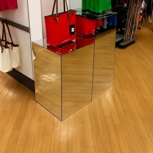 ستاند عرض مزوج بواجهة مرايا اكليرك