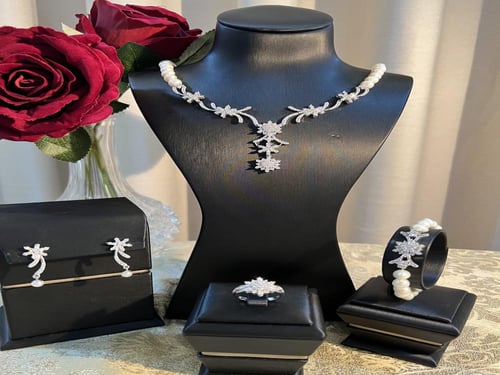 طقم لؤلؤ طبيعي زراعي مع فضة تركية فاخر جدا