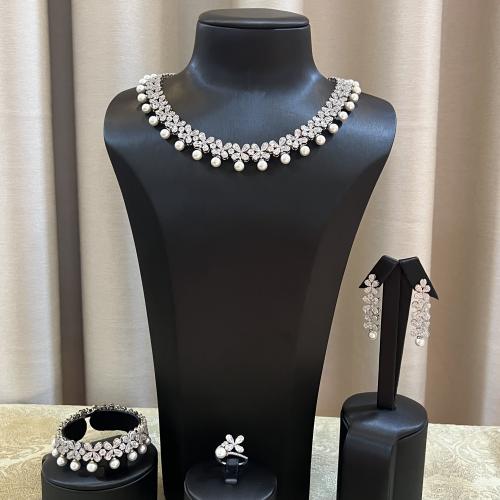 طقم زركون فضي مع لؤلؤ صناعي راقي