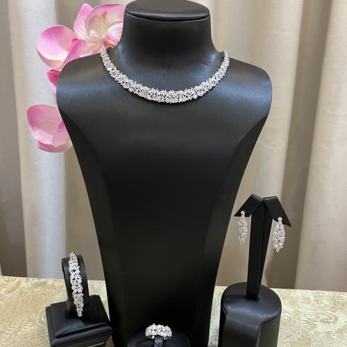 طقم زركون فضي تصميم ألماس راقي