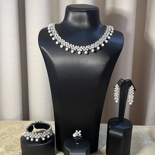 طقم زركون فضي مع لؤلؤ صناعي راقي