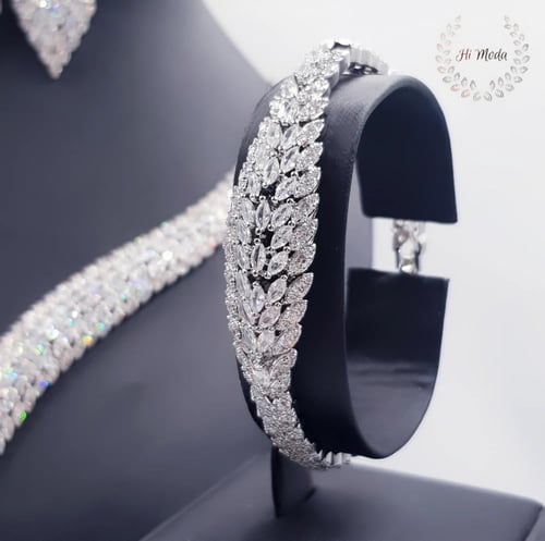 طقم زركون فضي دقة ألماس لمعة قوية وجذابة