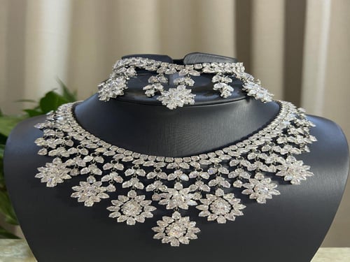 طقم زركون فضي موديل هندي شكل مميز وجذاب