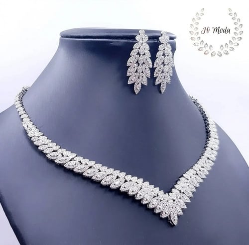 طقم زركون فضي مناسبات تصميم ألماس