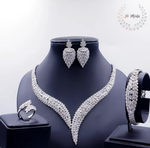 طقم زركون فضي دقة ألماس لمعة قوية وجذابة