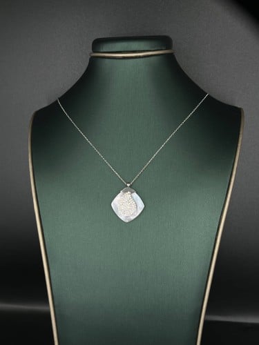 A wonderful silver necklace with zircon.