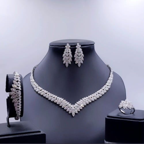 طقم زركون فضي مناسبات تصميم ألماس