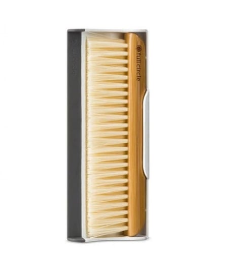 مكنسة ومجرفة صغيرتان