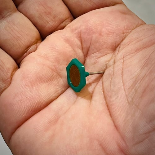 علامات المسارات ( دبابيس عاكسة أحادية الأبعاد )