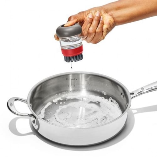 فرشاة غسيل أواني OXO مزودة بموزع صابون