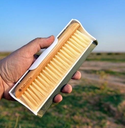 مكنسة ومجرفة صغيرتان