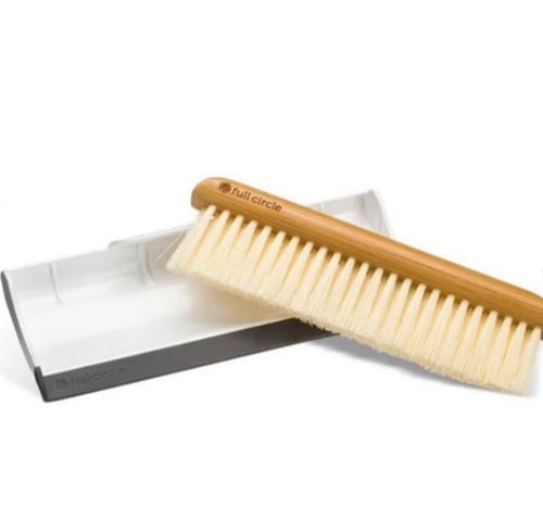 مكنسة ومجرفة صغيرتان