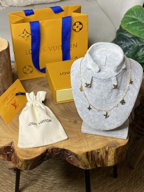طقم سلسال وحلق LV بحبات الكرستال