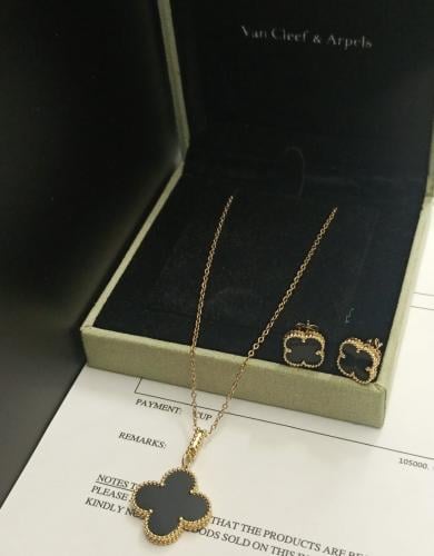 سلسال وحلق فان كليف ذهبي اسود