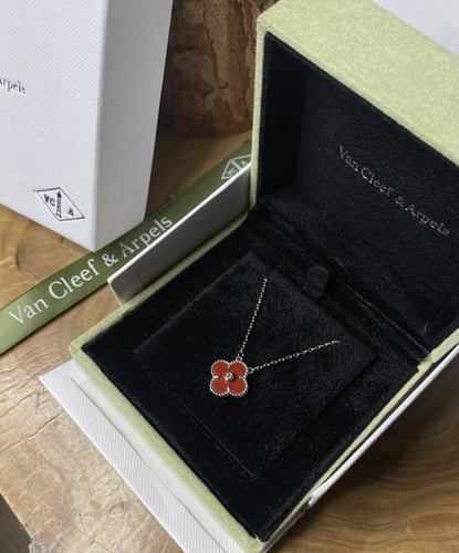 سلسال ڤان كليف مع تنسيق ورد وكرت