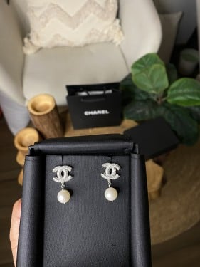 حلق شانيل زركون مع حبة لولو