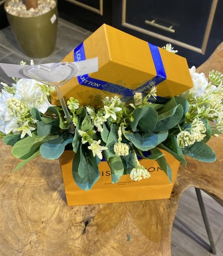 تنسيق ورد صناعي قابل للشحن