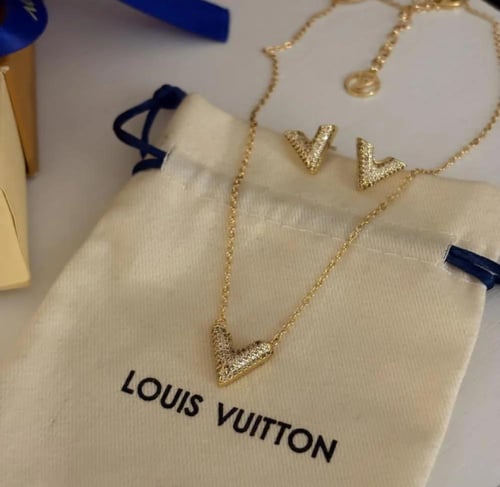 سلسال وحلق لويس فيتون ذهبي زركون