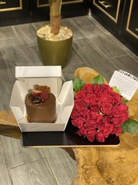 كيكة كانديرا مع تنسيق ورد وكرت