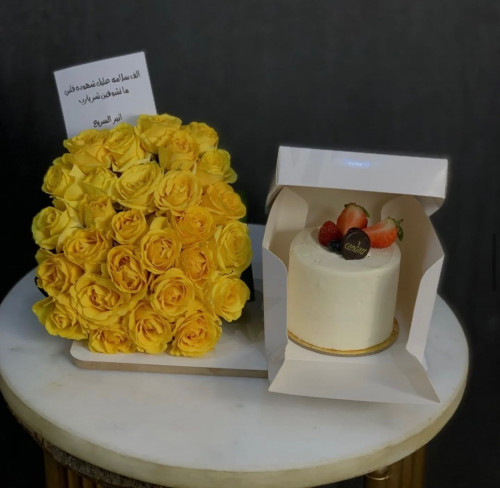 كيكة كانديرا مع تنسيق ورد وكرت