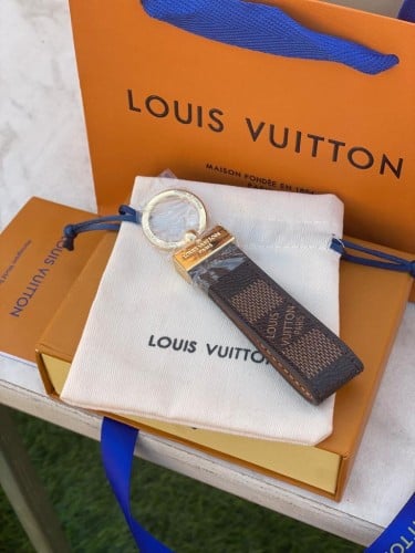 ميدالية LV بني