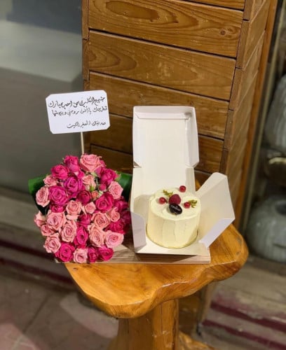 كيكة كانديرا مع تنسيق ورد وكرت