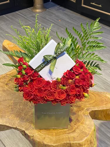 سلسال ڤان كليف مع تنسيق ورد وكرت