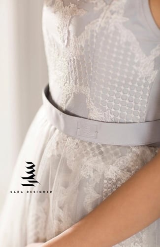 فستـان فضـي بتطريز اوف وايت